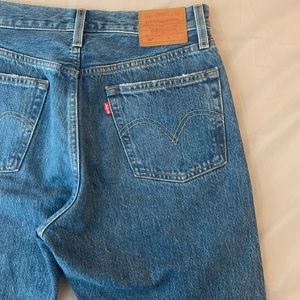 LEVI’S 501 Distressed High-Rise Jeans 💕